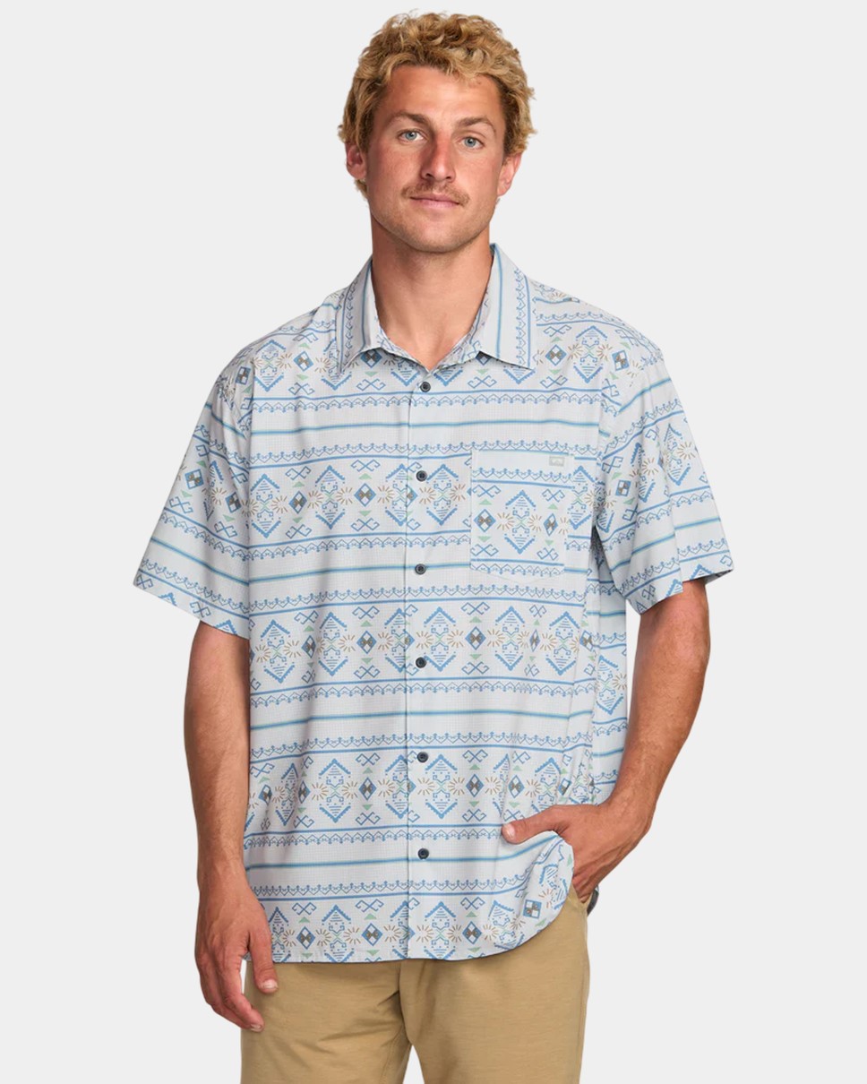 Mens Surftrek Perf Short Sleeves Shirt